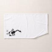 Conception de scorpion noir monogrammé (Serviette à main)