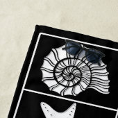 Conception de serviette de plage coquilles noir et (En situation)