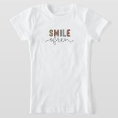 Conception de t-shirt Sourire souvent (Poser)