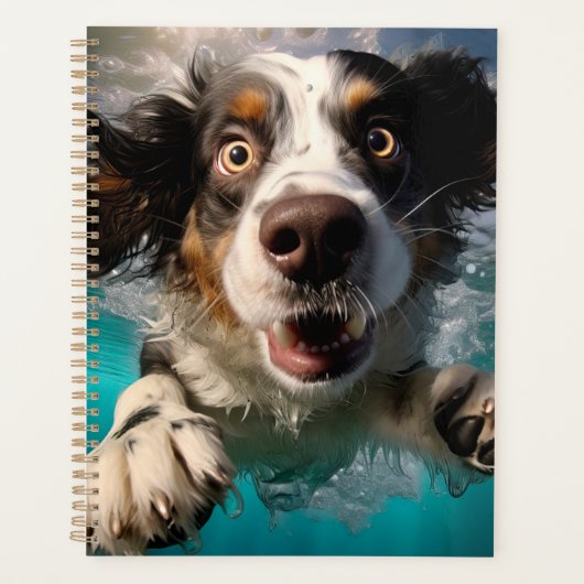 Conception sous-marine de la nage de chien excitée (Devant)