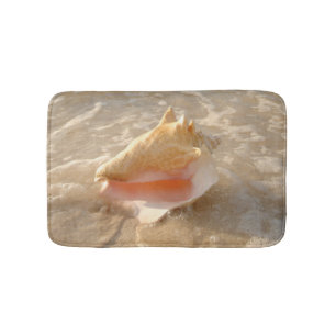 Conch Shell in zand op tropisch strand Badmat