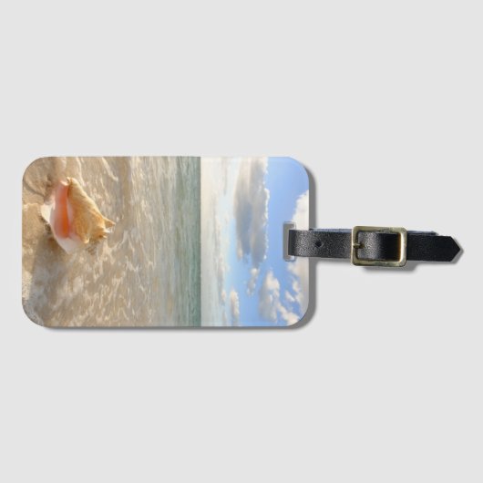 Conch Shell in zand op tropisch strand Bagagelabel (Voorkant (horizontaal))