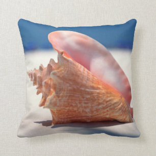 Conch Shell op strand 2 Kussen