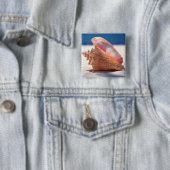 Conch Shell op strand 2 Vierkante Button 5,1 Cm (In situ)