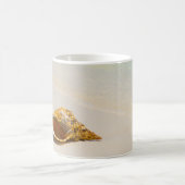 Conch Shell op strand 3 Koffiemok (Center)