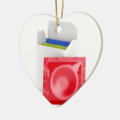 Condooms op witte achtergrond keramisch ornament (Links)