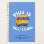 Conducteur de bus scolaire amusant Voici comment j<br><div class="desc">Ce drôle cadeau personnalisé pour un conducteur de bus scolaire présente un bus scolaire jaune à côté de la phrase hilarante This is How I Roll. Un planificateur pop culture cool 2023 pour un conducteur de bus qui aime l'humour moderne. Ajoutez votre district scolaire et le nom des conducteurs.</div>