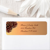 Cône de pin beige brun rustique étiquette personna (En situation)