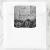 Cônes de pin noir sur Étiquette de bougie en bois  (Sac)