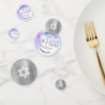 Confettis Bat mitzvah Purple Aquarelle Silver Foil Script<br><div class="desc">Ajoutez un peu de style à votre fête préférée de Bat mitzvah avec ce confetti de table personnalisable ! Étonnant, moderne, brillant argent faux script manuscrit, Star of David et de minuscules points contre un arrière - plan d'aquarelle violet clair sur un côté mélange avec une étoile blanche de David...</div>