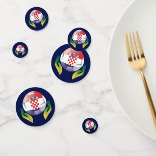 Confettis Croatie football entre des mains protégées