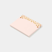 Confettis dorés sur des Post-It rose corail (Incliné)