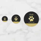 Confettis Paw chien brillant or sur arrière - plan noir (Devant)