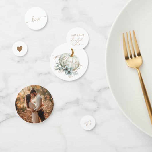 Confettis Tomber dans la Fête des mariées de l'amour (Groupe)