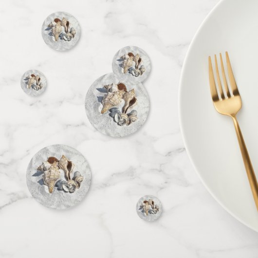 Confettis Une collection de coquillages sur le sable (Groupe)