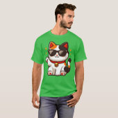 Confident Cat Sporting Sunglasses and Waving Hello T-shirt (Voorkant volledig)