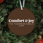 Confort & Joie Moderne minimaliste Noël Brown<br><div class="desc">Voici notre Confort & Joy Moderne Minimaliste Brown Noël Ornament, un ajout chaleureux et élégant à votre décor de vacances. Cet ornement finement travaillé présente un design minimaliste avec une teinte brune riche, évoquant un sentiment de douceur et de charme rustique. Il porte magnifiquement le message chaleureux de "Confort &...</div>
