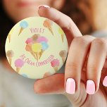 Connoisseur de crème glacée Pastel Personnalisé<br><div class="desc">Ce badge amusant et personnalisé a de l'espace pour votre nom et une courte ligne de texte. Notre exemple de texte dit "[nom] - Ice Cream Connoisseur" que vous pouvez personnaliser comme vous le souhaitez. Un motif coloré de cônes glacés en différentes saveurs, sur un arrière - plan jaune pâle....</div>