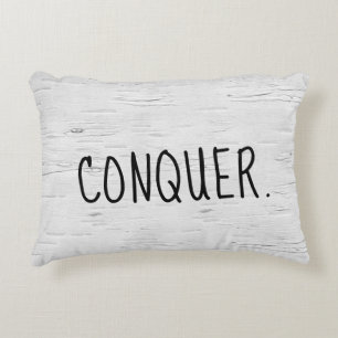 CONQUER-tekst op boomstam Accent Kussen