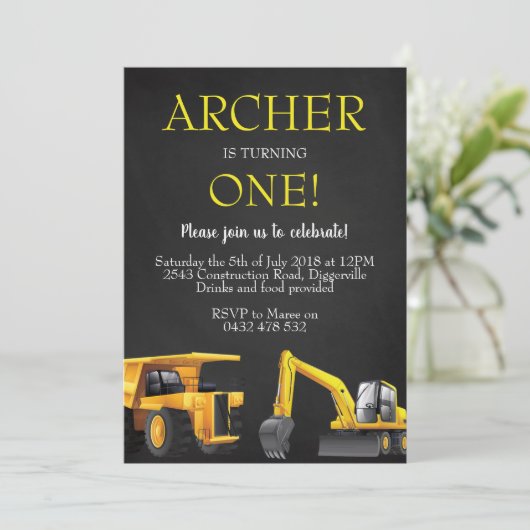 Construction Digger Boy Anniversaire Invitation In (Debout devant)