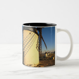 Consuegra, La Mancha, Spanje, windmolens en Tweekleurige Koffiemok
