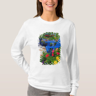 Container Tuinontwerp met blauwe stoel in onze T-shirt