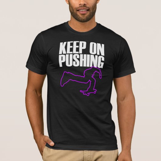 continuez à pousser le T-shirt faisant de la (Devant)