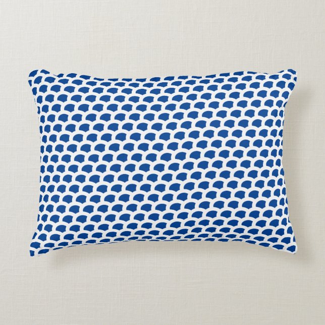 Contrast Chic: Blauw en wit Patterned Kussen (Voorkant)