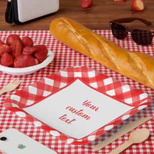 Controles op rode en witte gingham papieren bordje