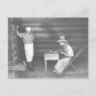 Cook die naar een cowboy speelkaarten kijkt 2 briefkaart