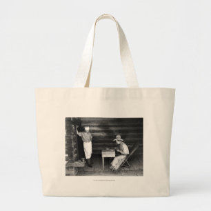 Cook die naar een cowboy speelkaarten kijkt grote tote bag