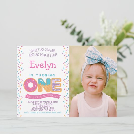 Cookie de glace de Donut, Invitation de friandises (Debout devant)