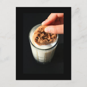 Cookie et un verre de lait carte postale