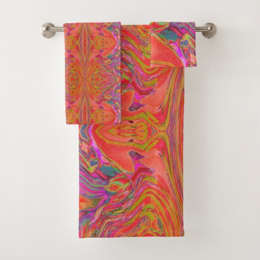 Cool Abstract Chartreuse en Red Groovy Retro Bad Handdoek (Insitu)