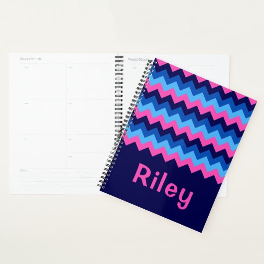 Cool Bleu rose Chevron Monogram Planner (Devant avec enveloppe)