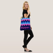 Cool bleu rose Chevron Sac fourre-tout Monogramme (Sur le modèle)