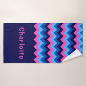 Cool bleu rose Chevron serviette de bain Monogram (Serviette de bain)
