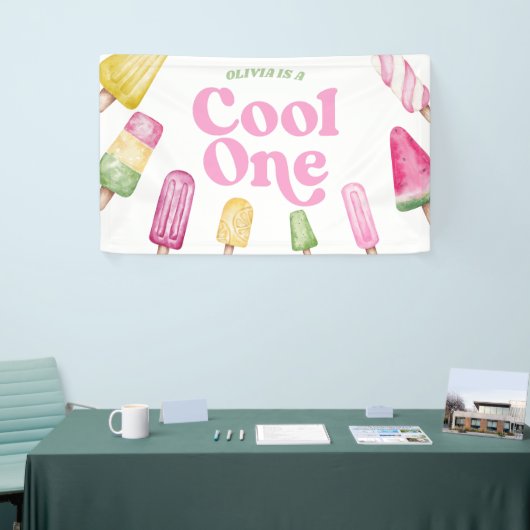 Cool Een Roze Retro Popsicle 1e Verjaardagsfeest Spandoek (Beurs)