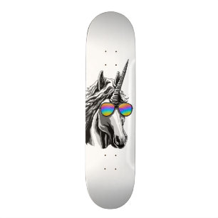 Cool eenhoorn met regenboogzonnebril skateboard