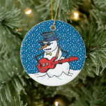 Cool Guitariste Snowman Ornements<br><div class="desc">Cet ornement de Noël met en scène un bonhomme de neige cool, aux teintes foncées, qui joue de la guitare dans la neige. Cet ornement aurait l'air d'être accroché à votre sapin de Noël, à votre rétroviseur, ou comme un ventilateur de plafond. Ajoutez un cordon plus long et portez-le comme...</div>