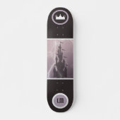 Cool Monogrammed Castle et Crown Skateboard (Devant)