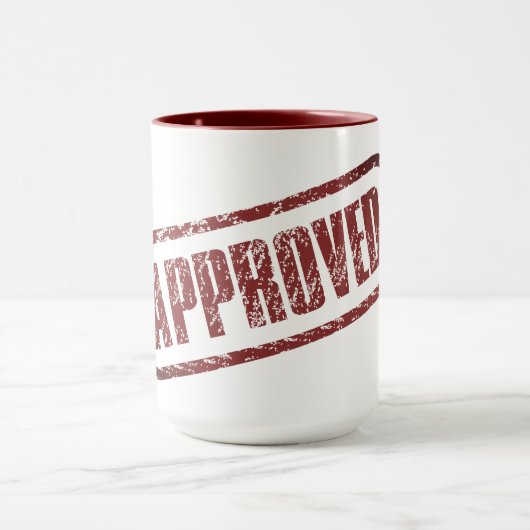 Cool Red 'Approved' Stamp Mok – Retro Style (Midden)