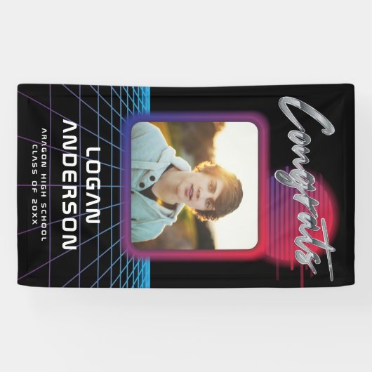 Cool Retro 80's Synthwave New Wave Afstudeerder Pa Spandoek (Horizontaal)