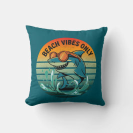 Cool Retro Shark met zonnebril – Beach Vibes Only Kussen