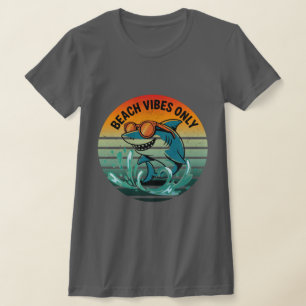 Cool Retro Shark met zonnebril – Beach Vibes Only T-shirt