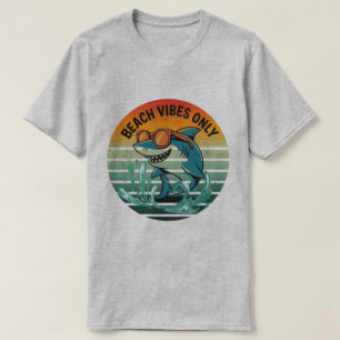 Cool Retro Shark met zonnebril – Beach Vibes Only T-shirt