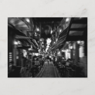 Cool, stadfoto van een vrouw die in Istanbul loopt Briefkaart