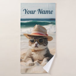 Coole Katze am Strand mit Sonnenbrille und Hut - Badhanddoek