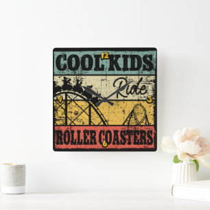 Coole kinderen rijden in achtbanen Funny Coaster T Vierkante Klok