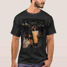 Coole Rottweiler-hond drinkt ijskoude koffie